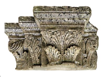 null Chapiteau médiéval de type corinthien en pierre sculptée et moulurée à décor...
