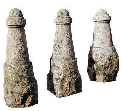 null Suite de trois bornes monolithes en pierre sculptées et moulurées. XVIe siècle....