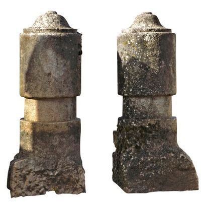 null Suite de deux bornes monolithes en pierre sculptée et moulurée. XVIIIe siècle....