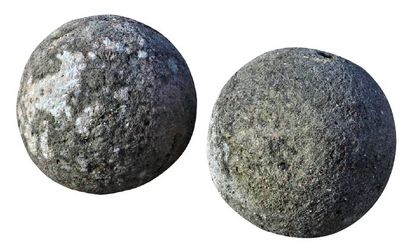 null Paire de boules en pierre calcaire patinée. XVIIIe siècle