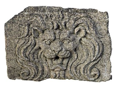 null Bas-relief en pierre sculptée, moulurée et, patinée orné d'une tête de lion...