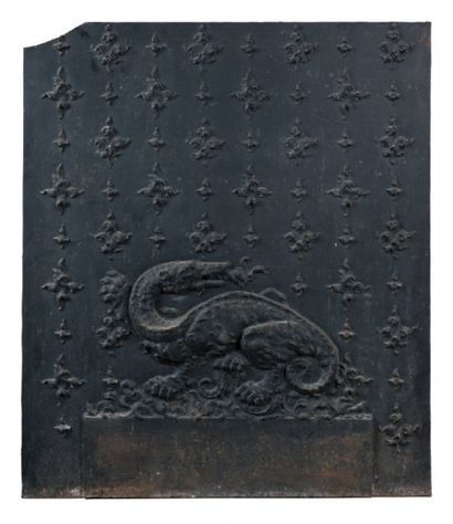 Plaque de cheminée en fonte à décor de salamandre...