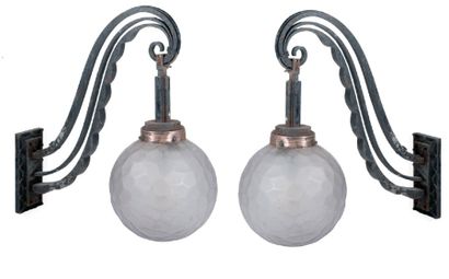 Dans le goût de Jean PERZEL (1892-1986) Paire de lanternes en fer forgé à enroulements,...