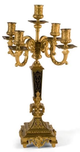 null Paire de chandeliers à cinq fleurs
En bronze et marqueterie Boulle.
Vers 1880.
57...