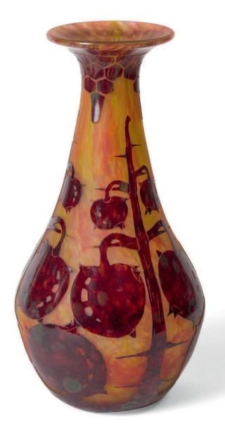 LE VERRE FRANÇAIS Vase en verre à décors dégagé à l'acide de feuillages.
Signé.
H....