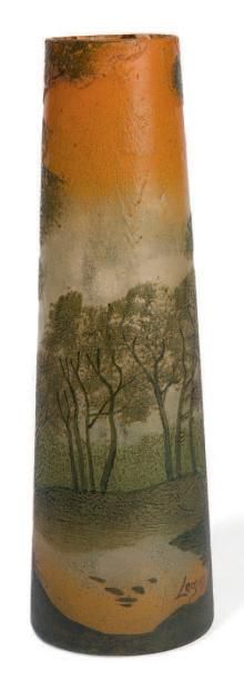 LEGRAS (1839 - 1916) 
Vase en verre polychrome multicouche dégagé à l'acide à décors...
