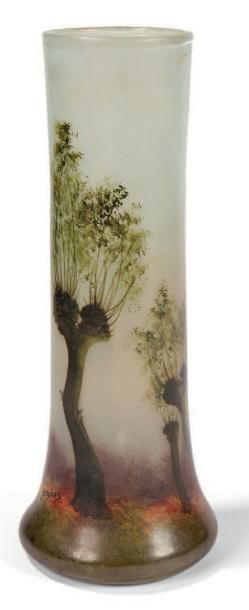 LEGRAS (1839 - 1916) 
Vase rouleau en verre à décor peint polychrome d'arbres.
Signé.
H....