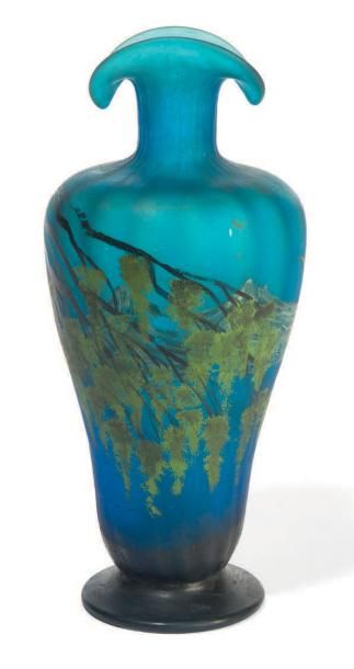 Ecole Française vers 1900 
Vase sur piédouche à col mouvementé en verre émaillé polychrome...