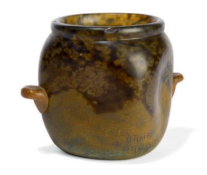 DAUM - Nancy Pot à anses en verre marbré (éclats)
Signé
H. 11 cm