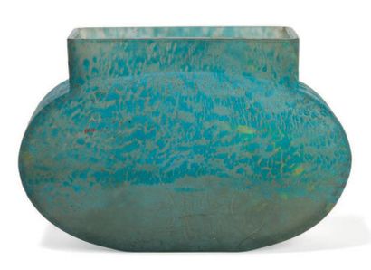 DAUM - Nancy Vase ovale à col rectangulaire en pâte de verre marbrée à nuance bleu...
