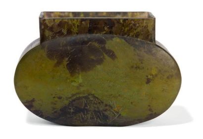 DAUM - Nancy Vase ovale à col rectangulaire en pâte de verre marbrée à nuances marron.
Signé...
