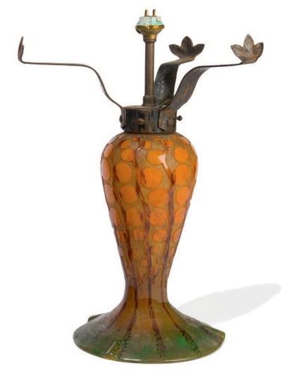 Ecole Française ou Italienne, vers 1900 
Pied de lampe en verre multicouche dégagé...