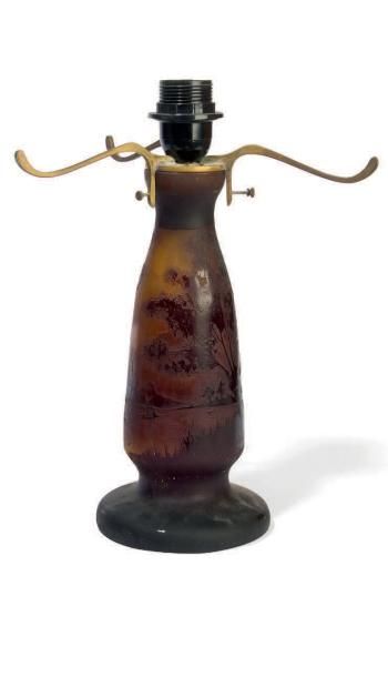 Ecole Française vers 1900 
Pied de lampe en verre dégagé à l'acide à décors lacustre.
On...