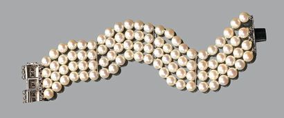 null Bracelet Composé de 4 rangs de perles de culture d'environ 6.6 à 7 mm. Il est...
