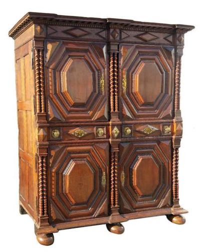 null Armoire
En bois sculpté, mouluré et patiné ouvrant à quatre portes et trois...