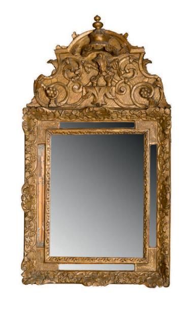 null Miroir à parcloses et son fronton
En bois sculpté et doré à décors de palanquin,...