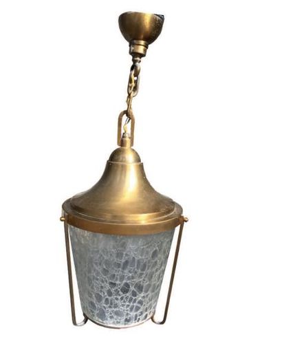 Jean Perzel (1892-1986) 
Paire de lanternes en métal doré et verre gravé.
Signé J....