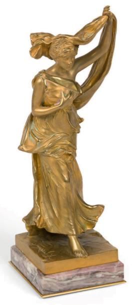 Henri Louis LEVASSEUR (1853-1934) 
Femme drapée.
Sculpture en bronze doré, reposant...