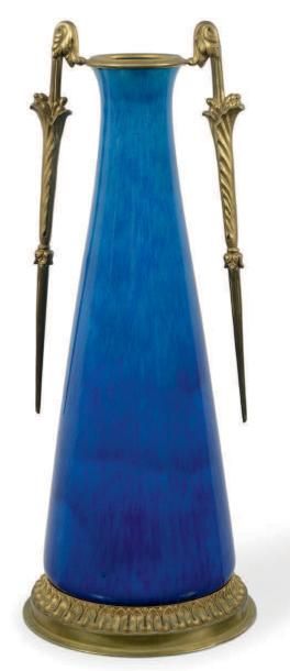 SEVRES-Paul MILET (1870-1950) 
Vase en porcelaine bleue, monture en bronze ciselé...