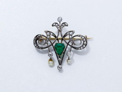 null Broche en argent 800 et or 750 millièmes, ornée d'une émeraude taille fantaisie...