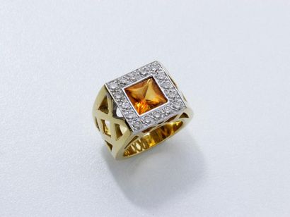 null Bague chevalière 2 tons d'or 750 millièmes, ornée d'une citrine carrée facettée...