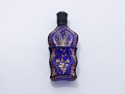 null † Flacon à parfum de forme chantournée en verre bleu de Cobalt de Bohème à décor...