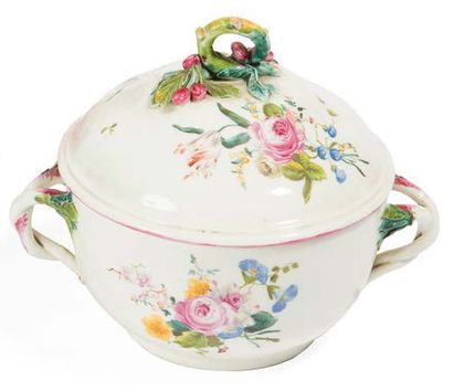 MENNECY Ecuelle à bouillon couvert en pâte tendre à décors en polychromie de fleurs.
La...