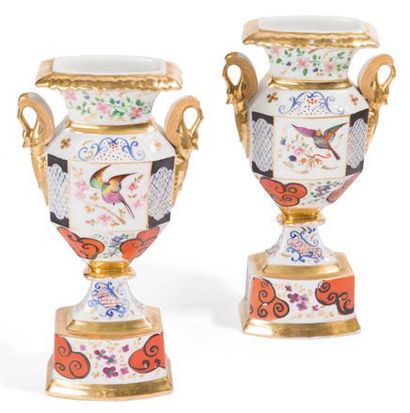 LIMOGES. Dans le goût de Jacob PETIT † Deux vases en porcelaine polychrome, les anses...