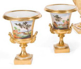 PARIS, XIXème siècle † Suite de deux vases Médicis en porcelaine polychrome,
Vues...