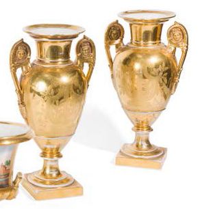 PARIS, vers 1830 † Suite de deux vases fuseaux en porcelaine polychrome & au revers,...