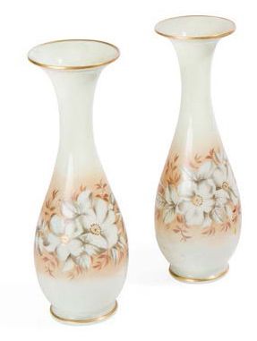 SAINT-DENIS CLICHY † Deux paires de vases en opaline laiteuse et blanche à décor...