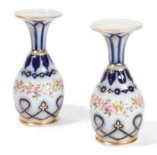 BAYEUX † Deux vases en faïence à décor de courant de roses sur l'épaulement
XIXe...