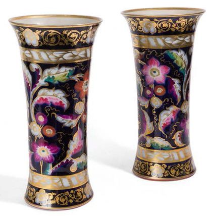 BAYEUX, vers 1850 † Suite de deux vases cornet en porcelaine polychrome, décor floral...