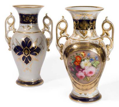 BAYEUX. Période GOSSE † Deux vases en porcelaine polychrome à décor floral et au...
