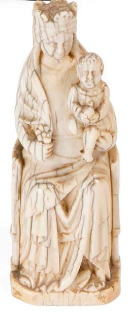 ECOLE FRANCAISE fin XIXeme SIECLE † Vierge à l'enfant assise
Statuette en ivoire...