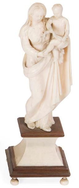 Dieppe XVIIIème siècle † Vierge à l'enfant.
Statuette en ivoire sculpté et patiné.
H....