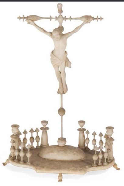 ECOLE FRANCAISE XIXeme SIECLE † Christ en croix.
Statuette en ivoire sculpté et patiné...