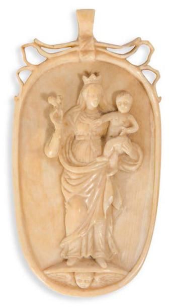 ECOLE FRANCAISE XVIIIEME SIECLE † Vierge à l'enfant
Médaillon pendentif ovale en...