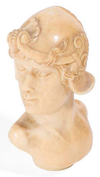 null † Pommeau de canne
Ivoire sculpté à décor de buste antique de profil.
Vers 1900.
H....