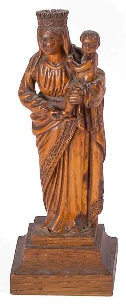 Ecole Française XVème siècle † Vierge à l'enfant
Groupe en bois sculpté,patiné et...