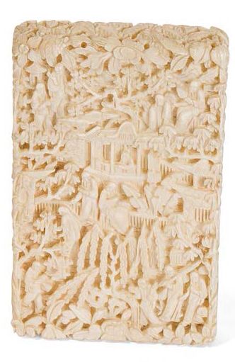 null † Lot comprenant un porte carte en ivoire sculpté en ronde-bosse (travail indochinois)...