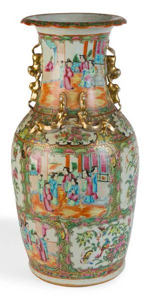 null Vase en porcelaine polychrome et dorée.
Chine, Canton.
Vers 1900.
H. 47 cm