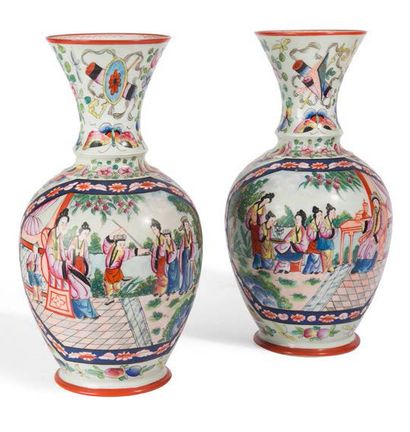 null † Paire de vases en porcelaine polychrome sur fond blanc, à décors de scènes...
