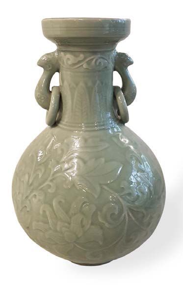 null Vase en porcelaine émaillé vert céladon à décors de feuillages en relief.
H....
