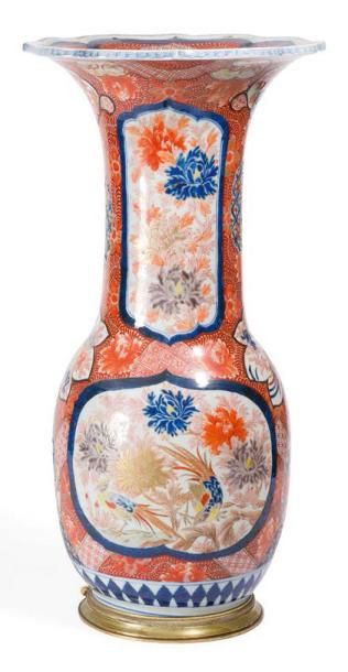 null Vase en porcelaine polychrome monté en lampe.
Japon vers 1900.
H. 55,5 cm