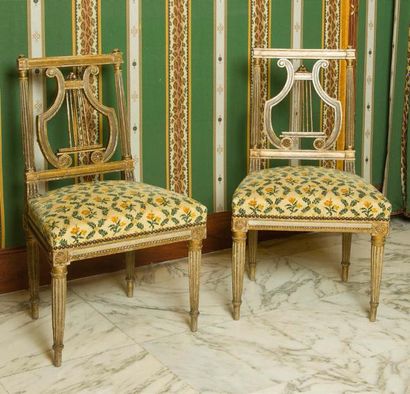 null Paire de chaises en bois relaqué à dossiers ajourés à décor de lyres dans un...