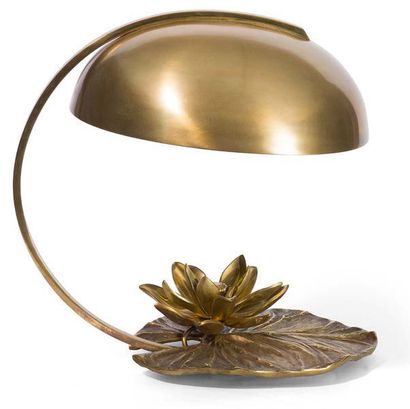 MAISON CHARLES Nénuphar. Vers 1970 Lampe en métal doré
Signée «Charles».
H: 36 c...