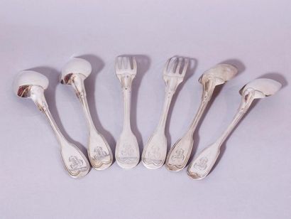null † Série de 4 cuillers et 2 fourchettes en argent à filets, les spatules chiffrées...