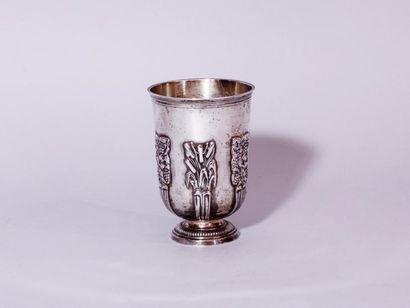 null † Timbale en argent à piédouche godronné, le corps orné de lambrequins à motifs...