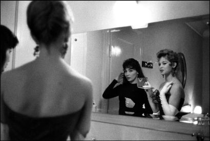 Henri ELWING (né en 1925) Brigitte Bardot et Juliette Greco à Hambourg 

Tirage argentique...